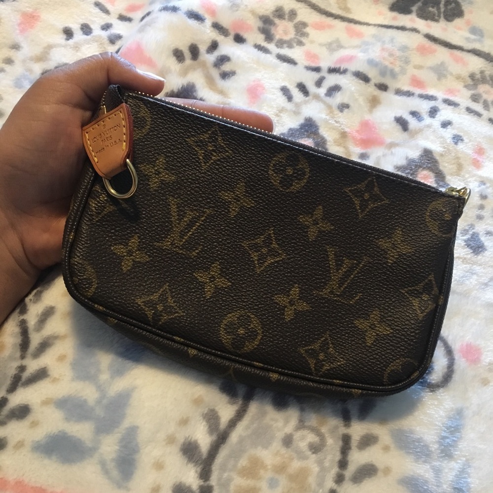Louis Vuitton Monogram Leather wristlet/clutch